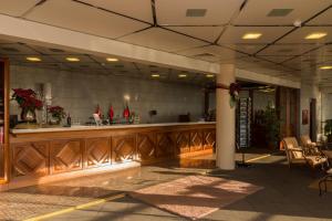 丰沙尔海洋花园酒店的大楼内带酒吧和椅子的大堂
