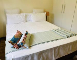 伯诺尼Garden and Park Leisure on Tugela的一张带两个枕头的大白色床