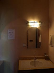 OuzoudDar Diafa Kaltom的一间带水槽和镜子的浴室