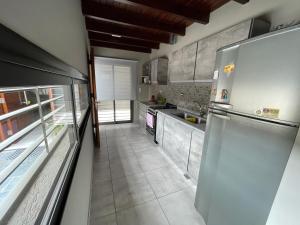 图努扬Departamento para 4 personas的厨房配有不锈钢用具和大冰箱