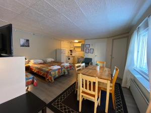 罗瓦涅米阿肯纽斯驯鹿经济公寓的一间带桌子和床的房间以及一间卧室