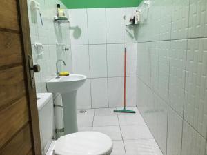 巴雷里尼亚斯Rosana House Bem estar em Barreirinhas Ideal para 5 pessoas的一间带卫生间和水槽的浴室
