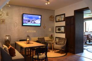 滨湖采尔Dahoam by Sarina - Rooms & Suites的客厅的墙上配有电视