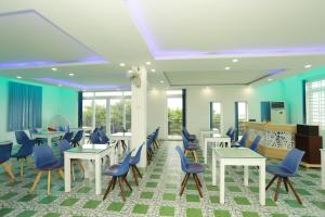 邦美蜀利斯酒店的一间设有桌子和蓝色椅子的等候室