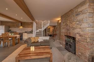 Hatch BeauchampSomerset Country Escape - Luxury barns with hot tubs的客厅设有壁炉和石墙