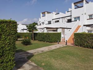 阿尔阿马德穆尔西亚Lovely 3 Bedroom Apartment on Golf Resort的享有带庭院的白色建筑的景致