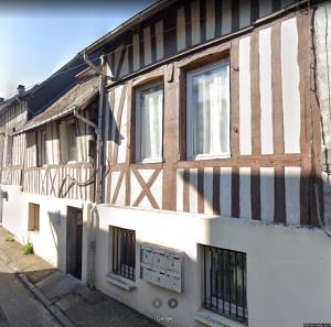 Déville-lès-RouenFleuryBis - Appartement calme proche de Rouen的一面有窗户和标志的建筑