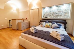 卡塔尼亚CentroCittà的一间卧室配有一张大床和毛巾
