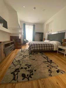 法鲁Casa Saudade luxury rooms的一间卧室配有一张床和地毯