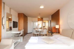 卡特兹奥布萨维卡特兹特姆 - 特姆酒店的酒店客房 - 带一张床和用餐室