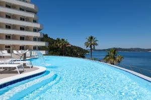 洛帕德RMH Lopud Lafodia Resort & Wellness的海景游泳池和酒店