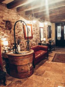 罗维尼卡萨加佐托酒店的一间带浴缸和红色沙发的客厅