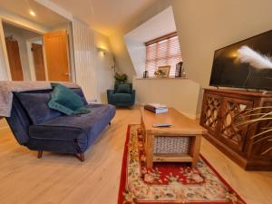 布里斯托The Willow的客厅配有蓝色的沙发和电视