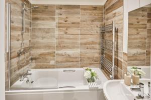 埃格顿Host & Stay - Eller Beck, The Cabin In The Woods的浴室配有白色浴缸和水槽
