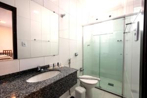 特雷斯科拉松伊斯惹得卡尔顿意大利皇宫酒店的一间带水槽、卫生间和淋浴的浴室