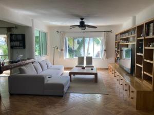 莫雷洛斯港Casa 5 Palmas的客厅配有白色的沙发和桌子