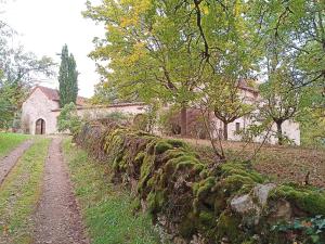 GinalsLes granges de l abbaye的房屋前的石墙