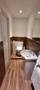 埃姆斯伯里费尔劳恩别墅酒店的浴室配有白色水槽和卫生间。