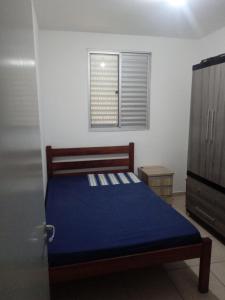 弗朗卡Apartamento proximo ao shopping Franca的一间卧室设有一张床和一个窗口