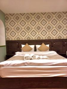 第比利斯Old Town Mtatsminda的卧室配有一张白色大床和墙壁