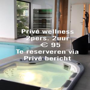 于瑟尔B&B Vita Roka met extra Luxe Privé Wellness的按摩浴缸位于房子里,拥有奖项健康设施。