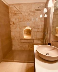 奥斯图尼稻托勒之家住宿加早餐旅馆的一间带水槽和壁炉的浴室