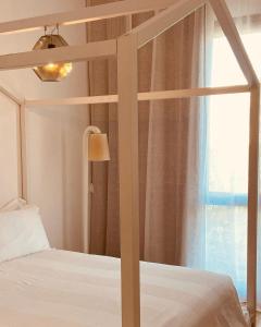 奥斯图尼稻托勒之家住宿加早餐旅馆的一间卧室配有一张天蓬床和窗户