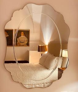 奥斯图尼稻托勒之家住宿加早餐旅馆的卧室的墙上设有圆形镜子