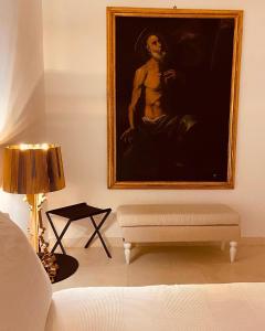 奥斯图尼稻托勒之家住宿加早餐旅馆的客厅配有壁画和沙发