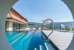 卡尔达罗喜贝尔霍夫住宿加早餐旅馆的享有游泳池与度假村的景色
