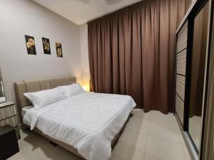 新山Eid SKS Habitat -Free Wifi Netflix, Larkin, Johor Bahru的卧室配有白色的床和电视。
