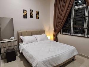 新山Eid SKS Habitat -Free Wifi Netflix, Larkin, Johor Bahru的一间卧室设有一张大床和窗户