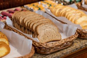 新弗里堡珠峰酒店的桌上的一篮面包和糕点