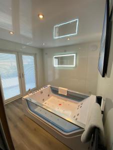 威廉堡Highland Stays - Ben View Room & Jacuzzi Bath的一间客房内的大浴缸