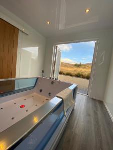 威廉堡Highland Stays - Ben View Room & Jacuzzi Bath的带大窗户的客房内的台球桌