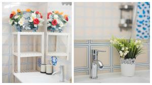 托莱多Toledo Feliz Apartments的厨房的两张照片,在水槽上放着鲜花