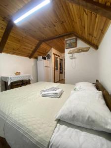 斯拉夫西克Затишок в Карпатах 1的一张位于带木制天花板的客房内的大床