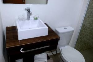 圣保罗Hotel Laundos的浴室配有白色水槽和卫生间。
