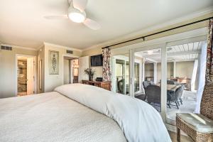西布鲁克岛Luxe Villa with Spacious Patio, Steps to Beach!的一间带大床的卧室和一间客厅