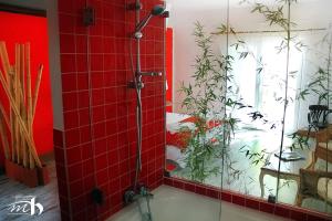 维迪盖拉蒙特马托奥曼斯酒店的带淋浴的浴室和红色瓷砖墙壁