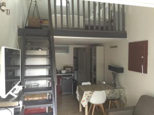 格拉沃松Studio en Provence avec piscine的客厅设有螺旋楼梯。