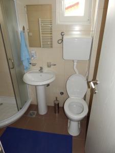克拉古耶瓦茨Apartments Center KG的一间带卫生间和水槽的小浴室