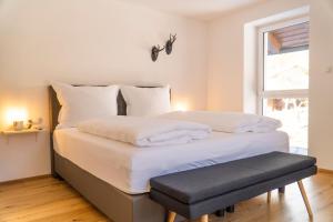 塔伦茨Kiechls Homebase - Adults only的一间卧室设有两张床和窗户。