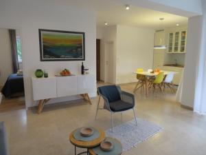 布拉托Korčula - apartman 2, Prigradica - IVAN的客厅配有沙发和桌子