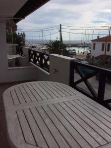 尼基季Marina的阳台配有桌子,享有海港景色