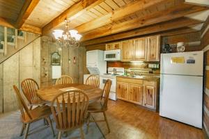 布洛英罗克山Swiss Mountain Village的厨房配有桌子和白色冰箱。