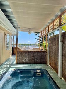 西耶斯塔岛图特尔海滩度假酒店的房屋庭院的热水浴池