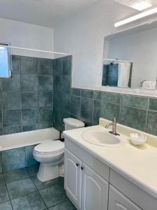西耶斯塔岛图特尔海滩度假酒店的一间带水槽、卫生间和镜子的浴室
