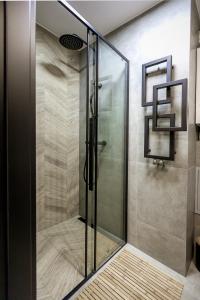 萨诺克Apartament Chopin的浴室里设有玻璃门淋浴