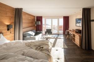 东蒂罗尔地区马特赖Naturhotel Outside的一间卧室设有一张床和一间客厅。